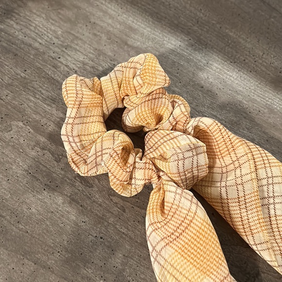 American Eagle hair accessory: scrunchie & ribbon - Picture 2 of 4